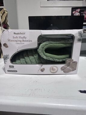 Health Touch Soft Fluffy Massaging Booties Vibration OSFM Green NIB LOT# 1167